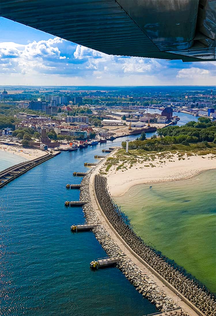 Kolobrzeg-750×1097 lot widokowy nad plażą